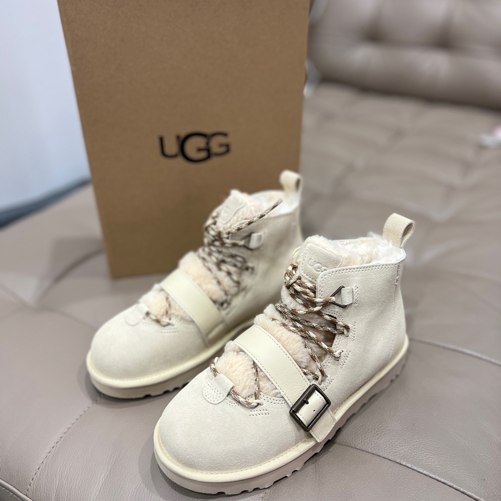 UGG® Size 7
Brand New 
Dune Mini UGGplush™
Bootie (Women)